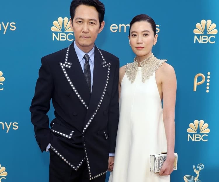 艾美獎2022｜《魷魚遊戲》李政宰奪視帝罕見牽女友公開放閃！與豪門千金低調戀愛13年堅持不婚原因極窩心？