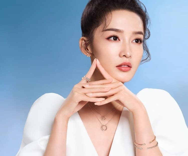 秋冬為造型轉季別忘了配飾！人氣女星李沁高貴演繹 De Beers Forevermark Avaanti 全新白金鑽飾