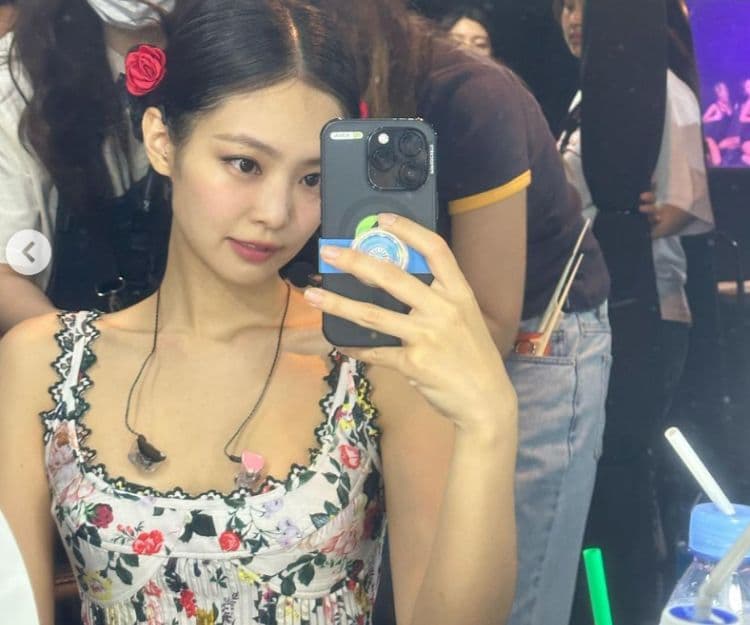 BLACKPINK Jennie爭議連連！演唱會發呆、聲稱不舒服卻被拍得食海底撈兼行山？