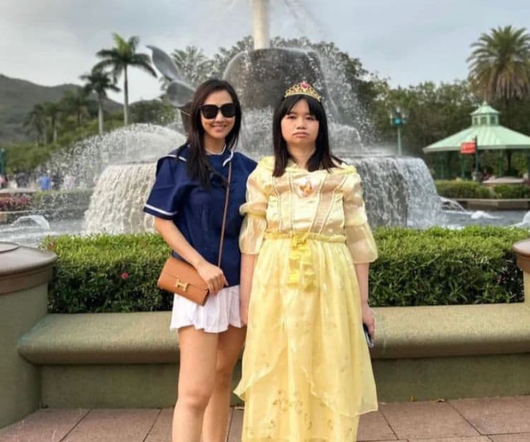 「亞視一姐」阿儀薛影儀失言即被無限期雪藏！細數入行後4大瘋狂事件：「起飛腳」被控、1個造型令人側目！