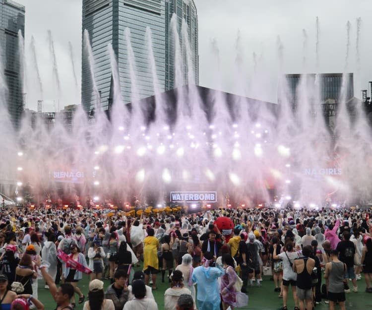 WATERBOMB香港｜觀眾怒轟主辦3宗罪：冒雨捱凍被困會場 形容「精神肉體折磨」！翌日天公造美 Stanley濕身撐Rain曬巨胸、Jessi火辣現身