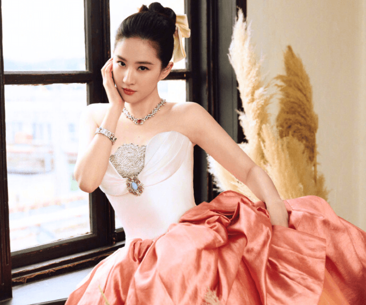 劉亦菲因新劇《玫瑰的故事》再度人氣急升！夏日防曬美白全靠5大方法：食燕窩養顏抗衰老、自製獨家秘方洗臉！
