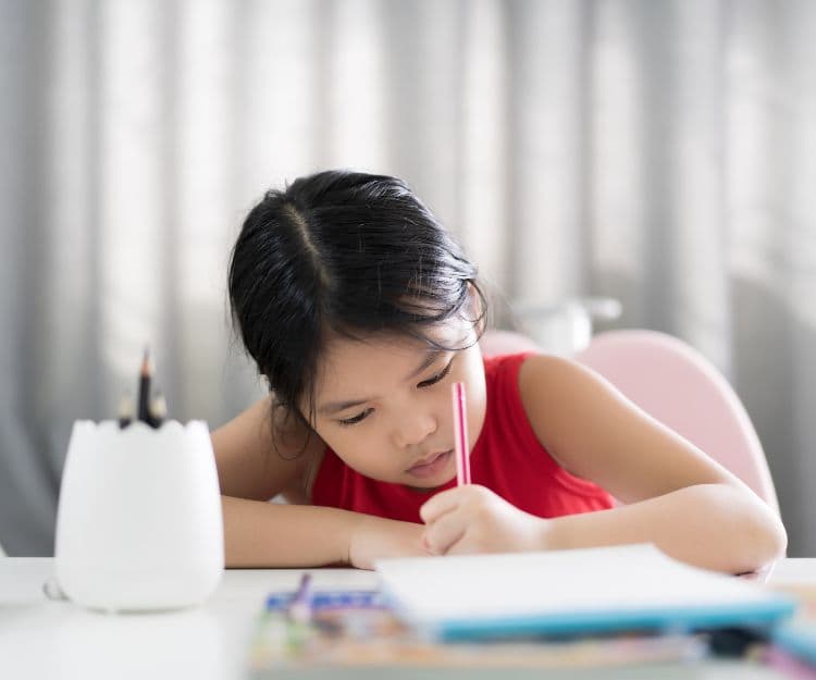 左撇子教育｜左撇子比右撇子聰明？需要刻意矯正嗎？專家拆解左扷迷思